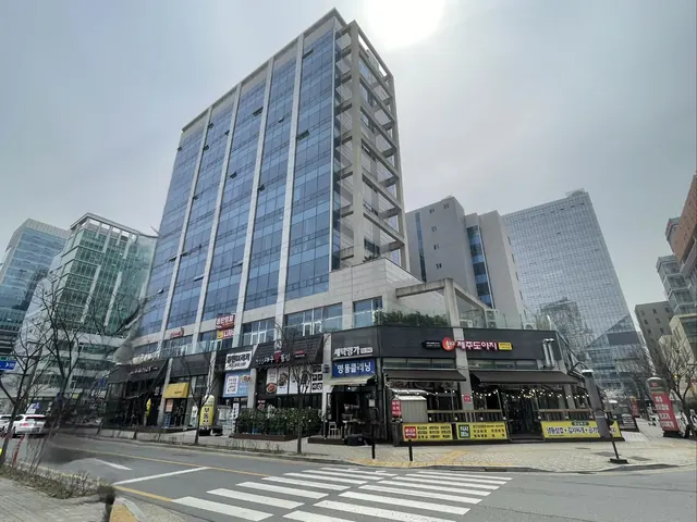 YK퍼스트타워 건물 외관
